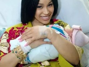 Cardi B在分享一叠钻石手镯时“不小心透露”了女儿的名字